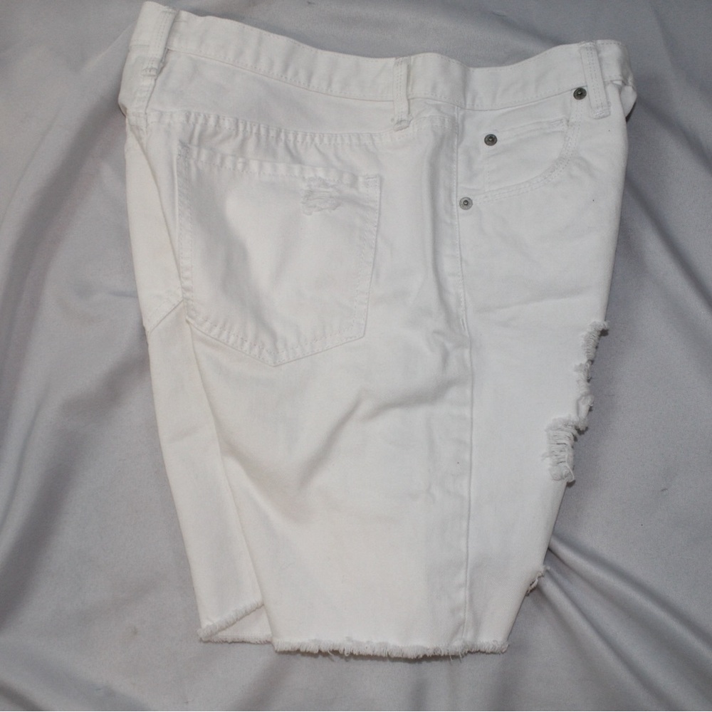 Mossimo Womens Low Rise Boyfriend Denim White Jean Distress Shorts 6/28 - Picture 3 of 5